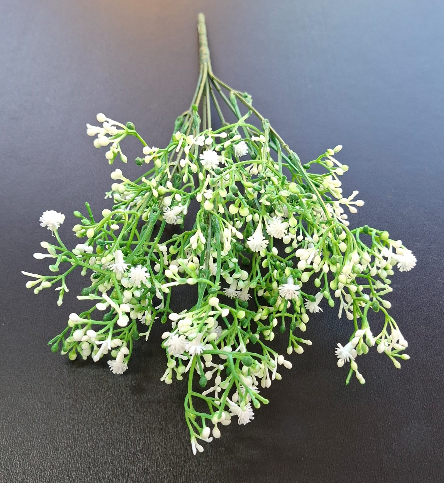 Verdeață artificială decorativă cu flori mici albe și boboci, 31cm